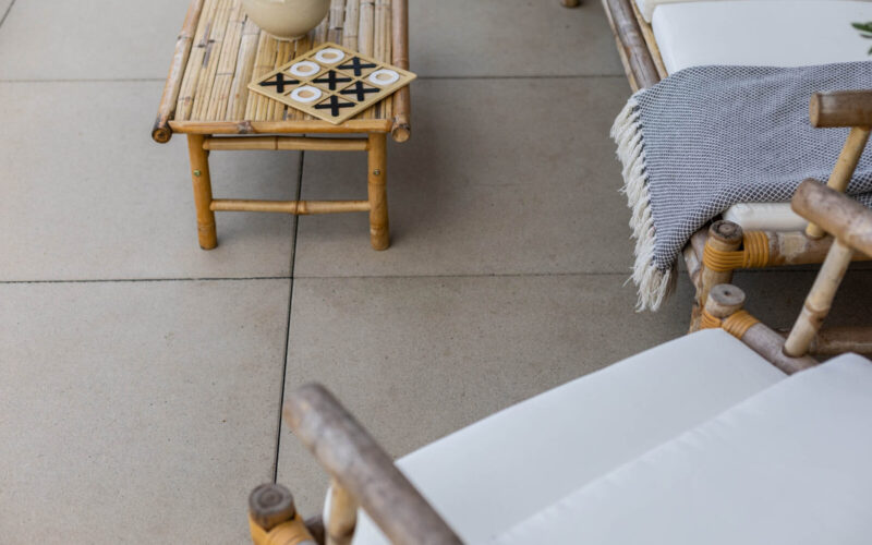 Surowy minimalizm czy&nbsp;klasyka? Wybieramy podłoże na&nbsp;letni salon