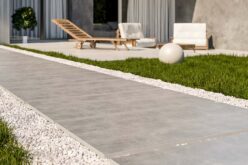 Co&nbsp;jest bardziej praktyczne: jasne czy&nbsp;ciemne płytki na&nbsp;taras?