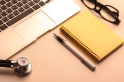 Praca w&nbsp;medycynie bez&nbsp;studiów? Jak zostać opiekunem medycznym lub terapeutą zajęciowym w&nbsp;rok