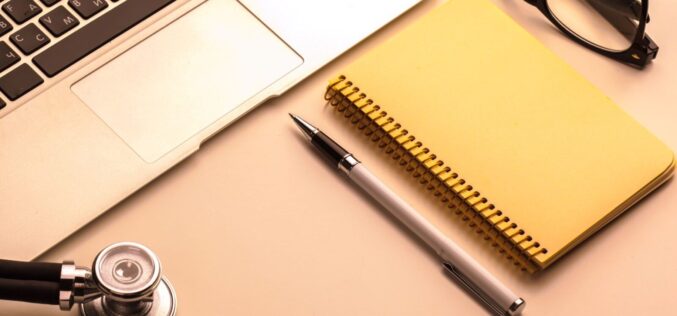 Praca w&nbsp;medycynie bez&nbsp;studiów? Jak zostać opiekunem medycznym lub terapeutą zajęciowym w&nbsp;rok