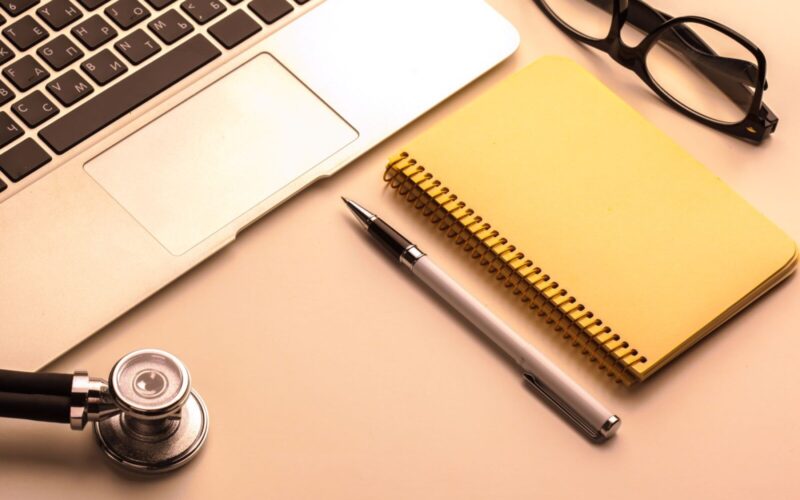 Praca w&nbsp;medycynie bez&nbsp;studiów? Jak zostać opiekunem medycznym lub terapeutą zajęciowym w&nbsp;rok