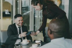 Dlaczego jedzenie na&nbsp;mieście drożeje? Kulisy kosztów, których&nbsp;nie&nbsp;widać w&nbsp;menu