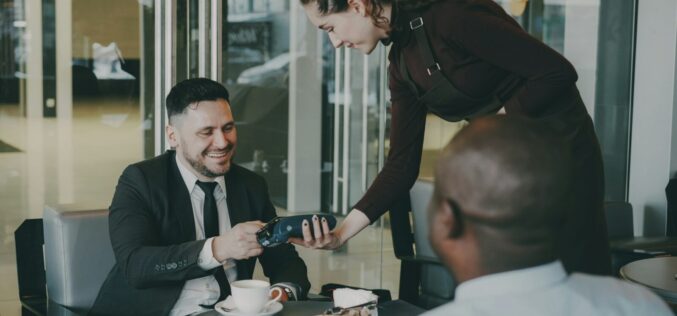 Dlaczego jedzenie na&nbsp;mieście drożeje? Kulisy kosztów, których&nbsp;nie&nbsp;widać w&nbsp;menu