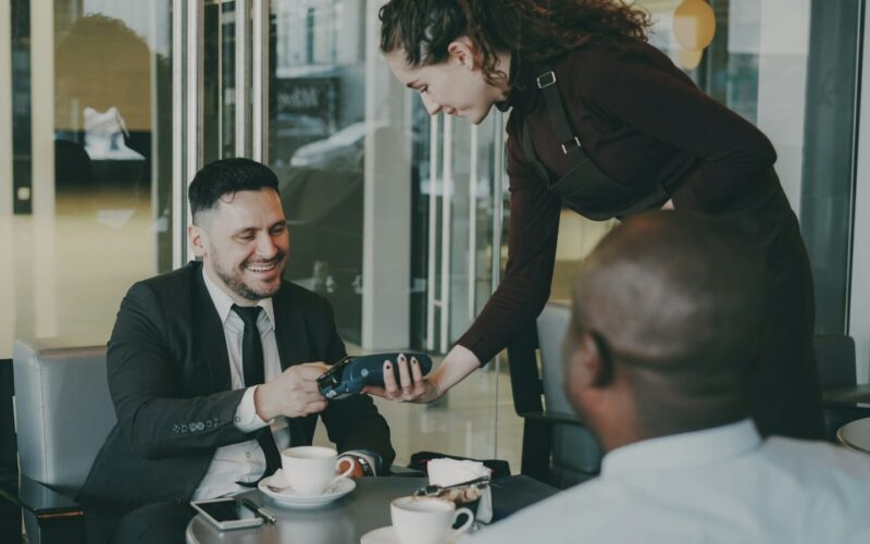 Dlaczego jedzenie na&nbsp;mieście drożeje? Kulisy kosztów, których&nbsp;nie&nbsp;widać w&nbsp;menu