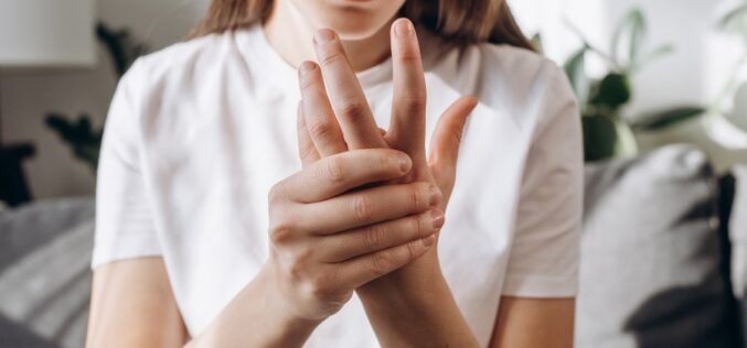 Zespół cieśni nadgarstka – objawy, przyczyny i&nbsp;nowoczesne metody leczenia