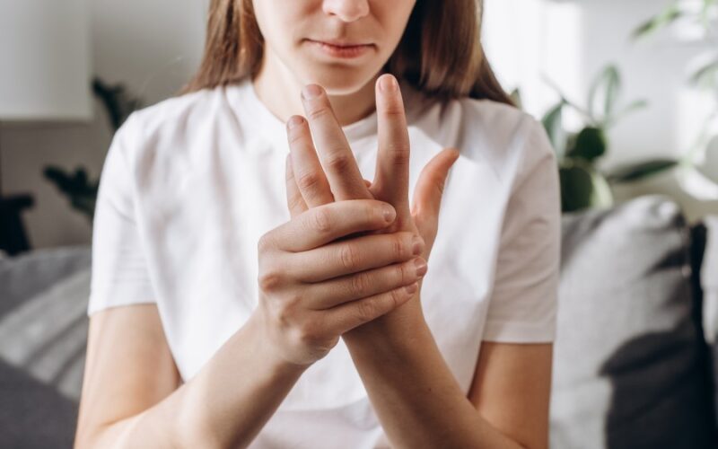 Zespół cieśni nadgarstka – objawy, przyczyny i&nbsp;nowoczesne metody leczenia