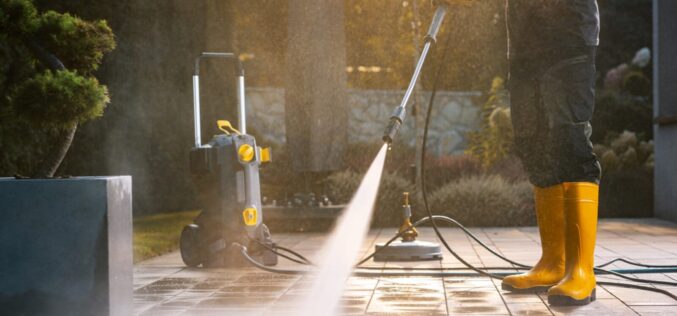 Akcesoria do&nbsp;myjki ciśnieniowej, które ułatwią Ci&nbsp;życie – w&nbsp;co&nbsp;warto zainwestować?