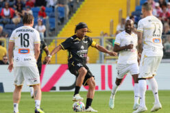 Ronaldinho próbował sztuczek technicznych z&nbsp;gracją pijanego wuja na&nbsp;weselu
