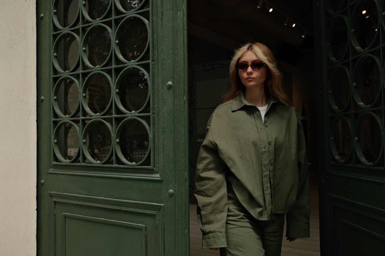 Moda oversize – jak nosić luźne fasony na co dzień?