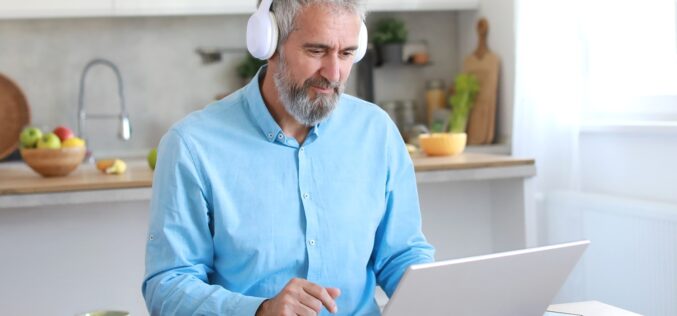 Muzyczny „tuning” produktywności. Jak odpowiednie stacje radiowe pomagają pracować szybciej i&nbsp;z&nbsp;większą lekkością?