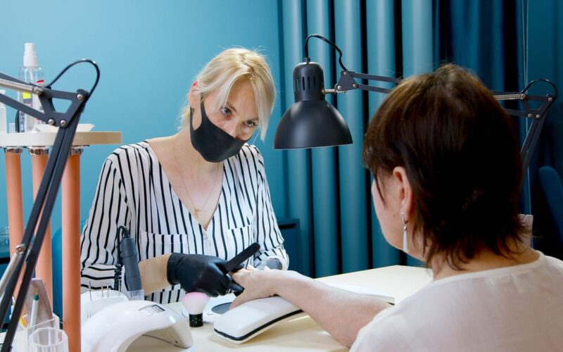 Praca frezarką w&nbsp;manicure – jak wybrać odpowiednie frezy do&nbsp;paznokci?