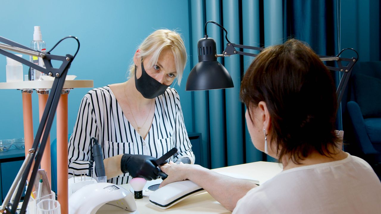 Praca frezarką w manicure – jak wybrać odpowiednie frezy do paznokci?