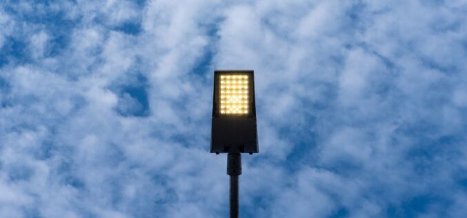 Mosiądz i&nbsp;stal – dlaczego wybór materiału obudowy lampy zewnętrznej ma&nbsp;znaczenie?