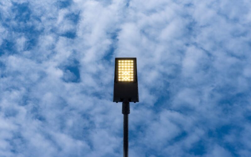 Mosiądz i&nbsp;stal – dlaczego wybór materiału obudowy lampy zewnętrznej ma&nbsp;znaczenie?