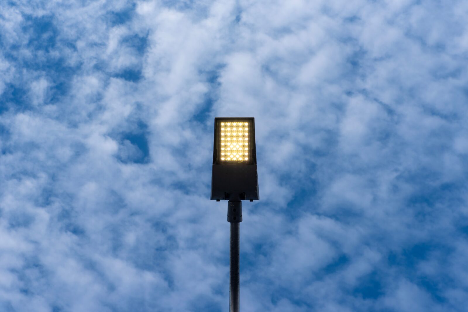 Mosiądz i stal – dlaczego wybór materiału obudowy lampy zewnętrznej ma znaczenie?